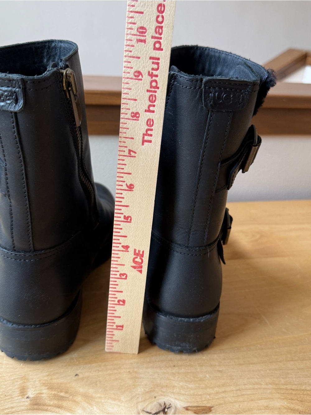 UGG AUSTRALIA BLACK LEATHER MOTO BOOTS W 9.5 LUG SOLE BUCKLE DETAIL SN 1019073 - Picture 8 of 11